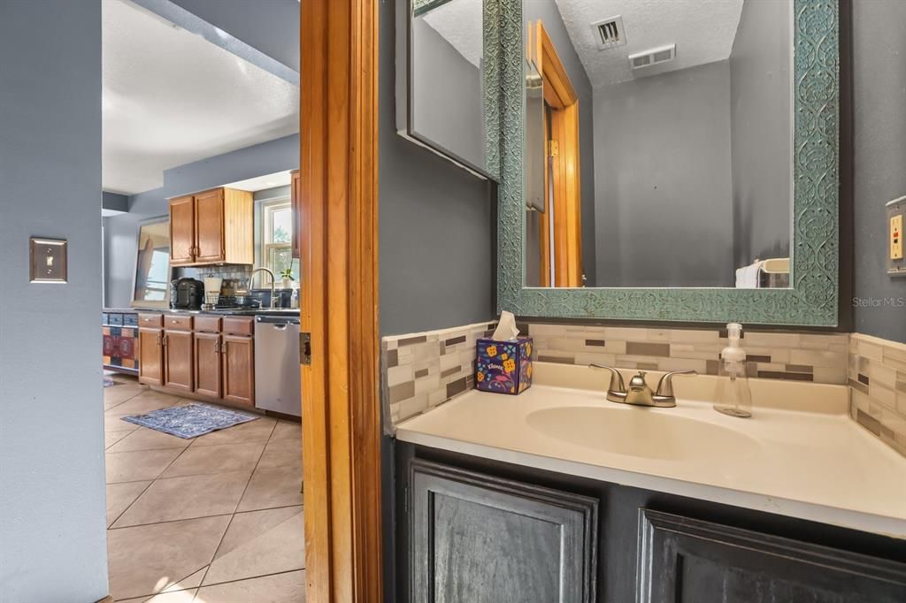 合同活跃: $465,000 (3 贝兹, 3 浴室, 2026 平方英尺)