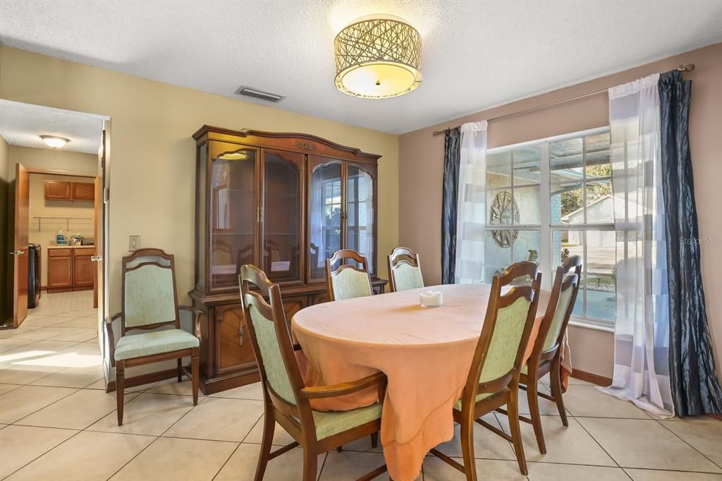 合同活跃: $465,000 (3 贝兹, 3 浴室, 2026 平方英尺)