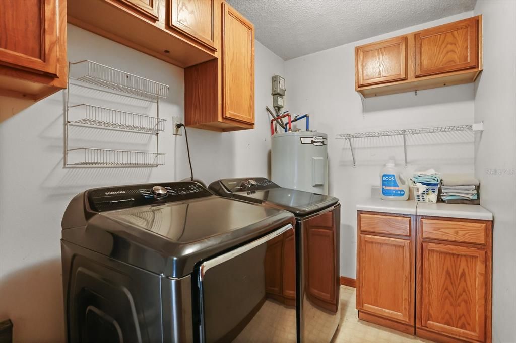 合同活跃: $465,000 (3 贝兹, 3 浴室, 2026 平方英尺)