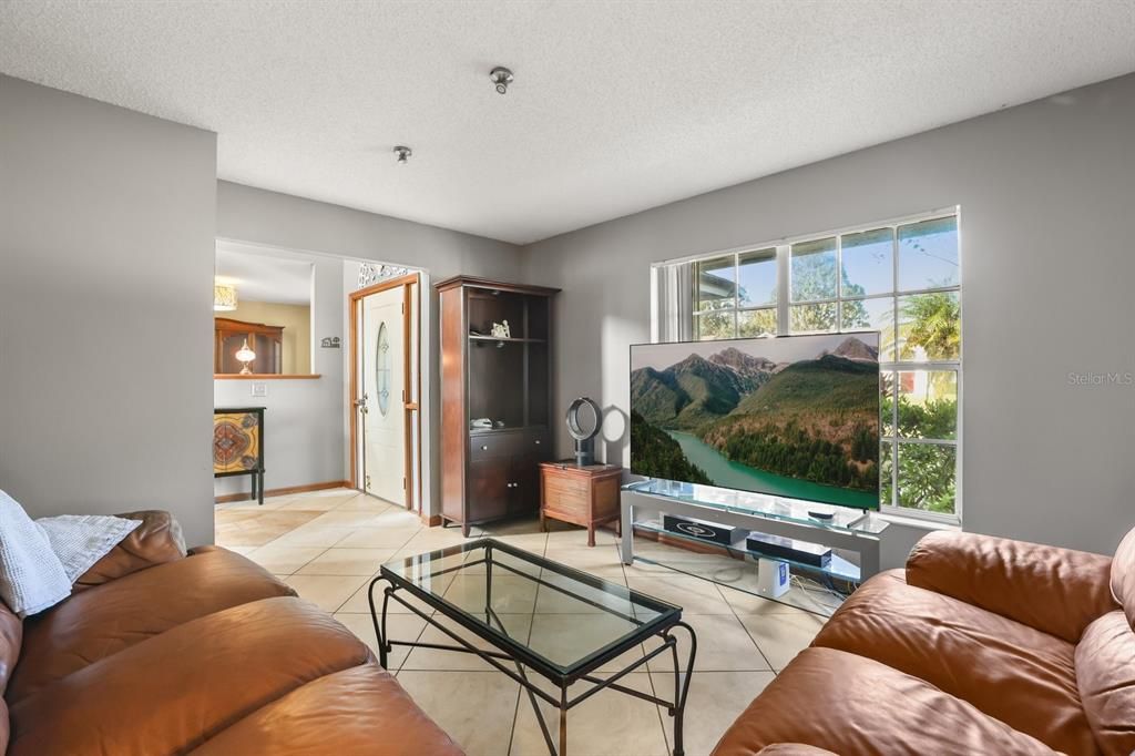 合同活跃: $465,000 (3 贝兹, 3 浴室, 2026 平方英尺)