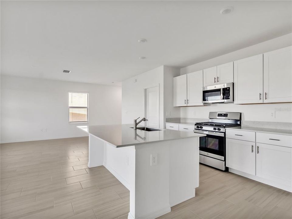 出租: $2,390 (4 贝兹, 2 浴室, 2000 平方英尺)