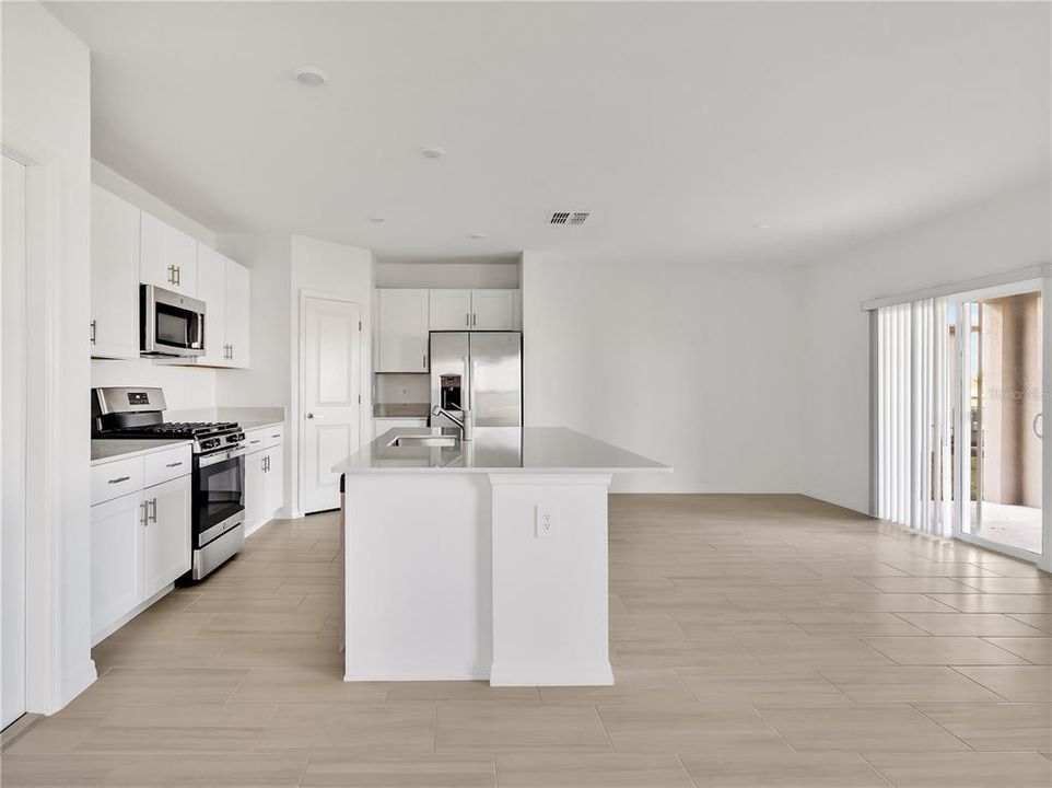 出租: $2,390 (4 贝兹, 2 浴室, 2000 平方英尺)