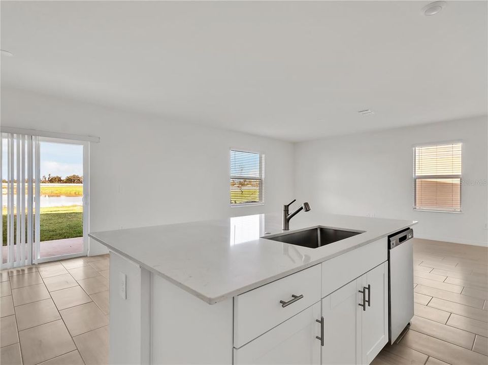 出租: $2,390 (4 贝兹, 2 浴室, 2000 平方英尺)