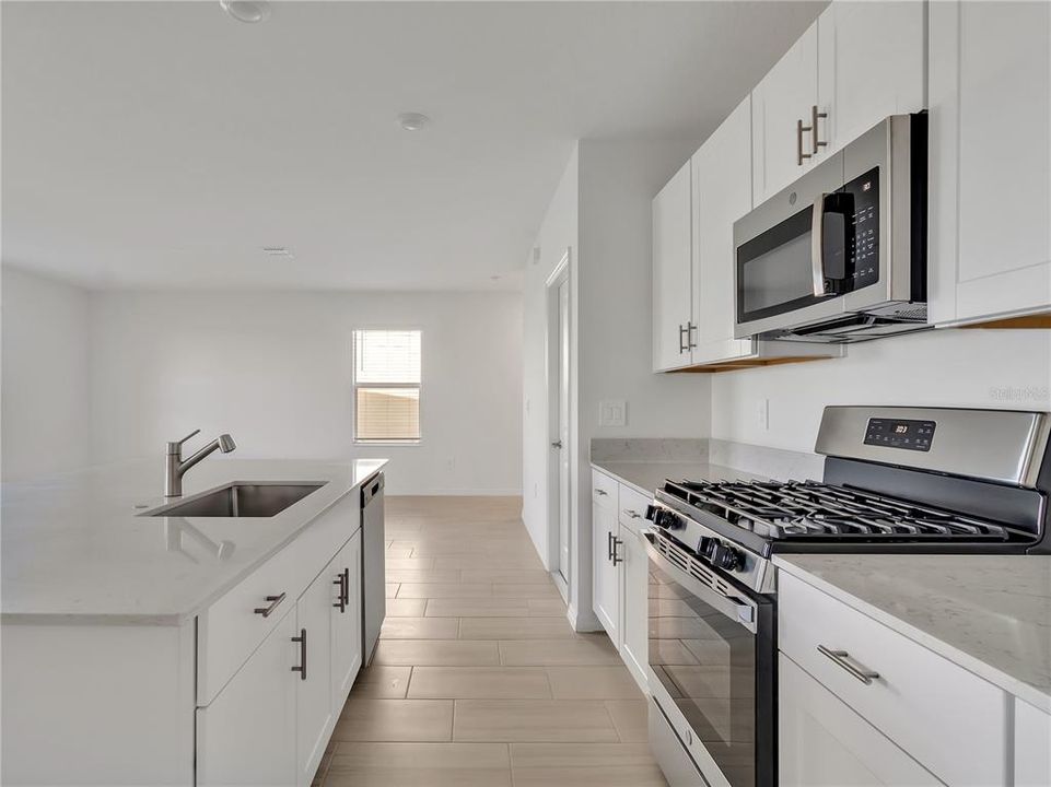 出租: $2,390 (4 贝兹, 2 浴室, 2000 平方英尺)