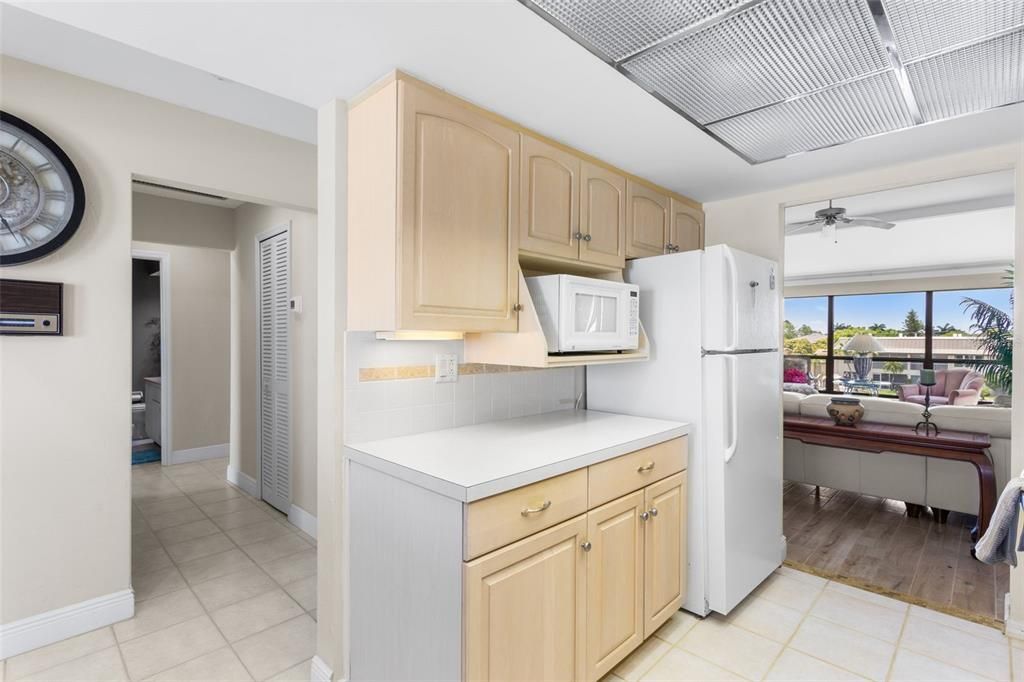 На продажу: $364,900 (2 спален, 2 ванн, 1296 Квадратных фут)