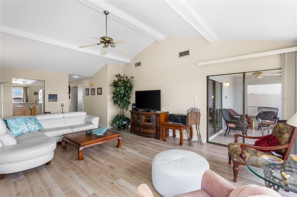 На продажу: $364,900 (2 спален, 2 ванн, 1296 Квадратных фут)