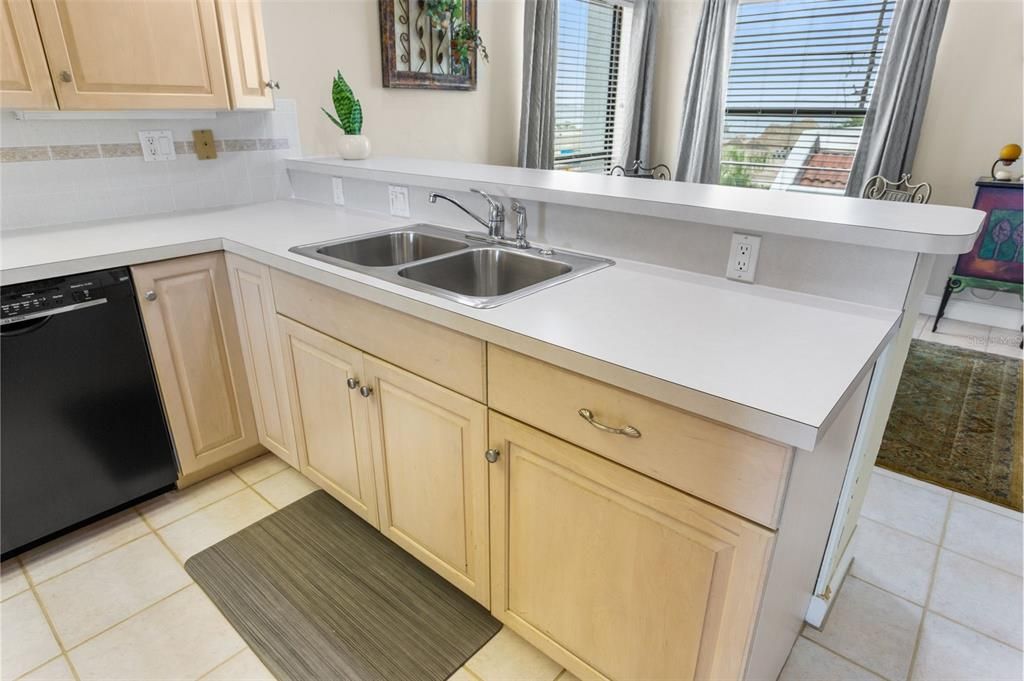 На продажу: $364,900 (2 спален, 2 ванн, 1296 Квадратных фут)