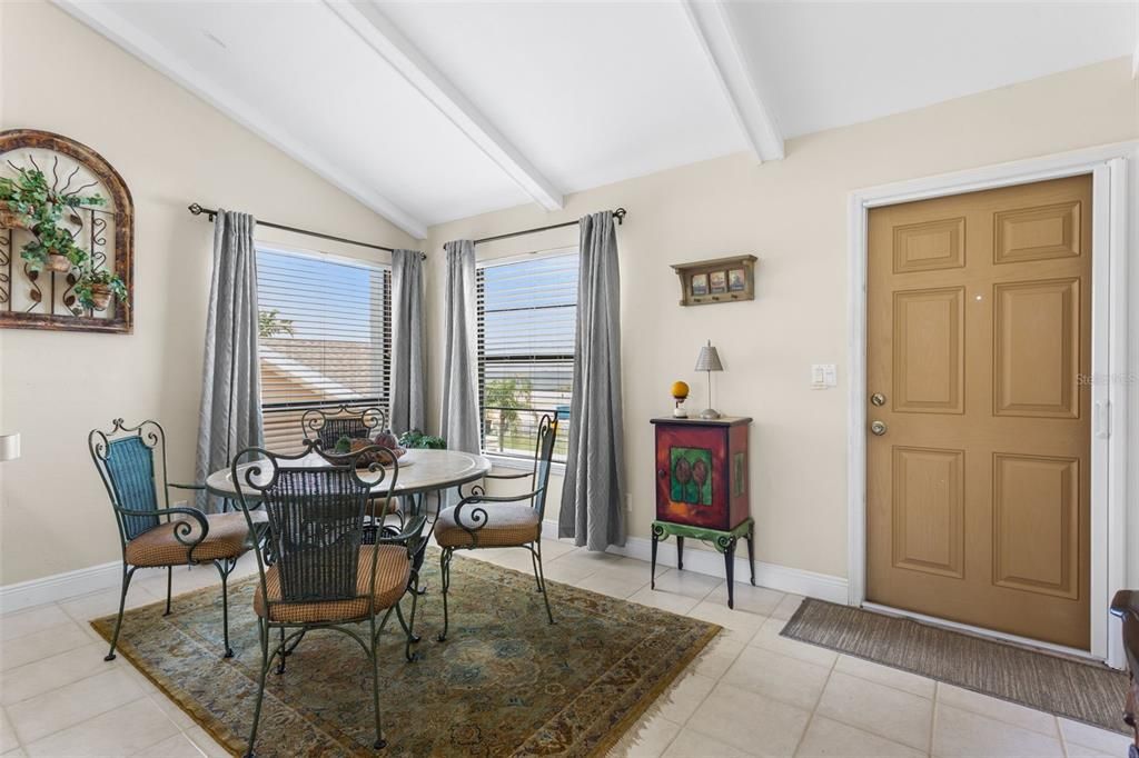 На продажу: $364,900 (2 спален, 2 ванн, 1296 Квадратных фут)