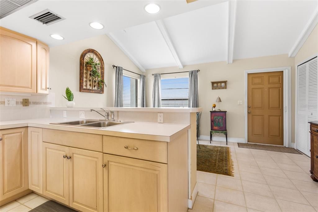 На продажу: $364,900 (2 спален, 2 ванн, 1296 Квадратных фут)