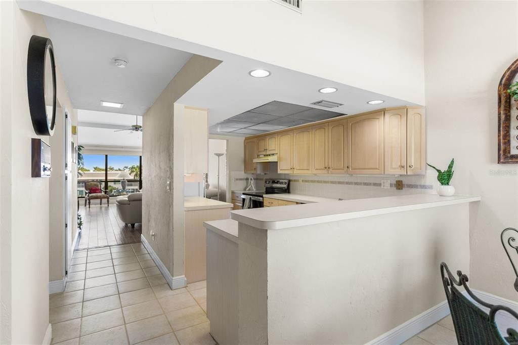 На продажу: $364,900 (2 спален, 2 ванн, 1296 Квадратных фут)