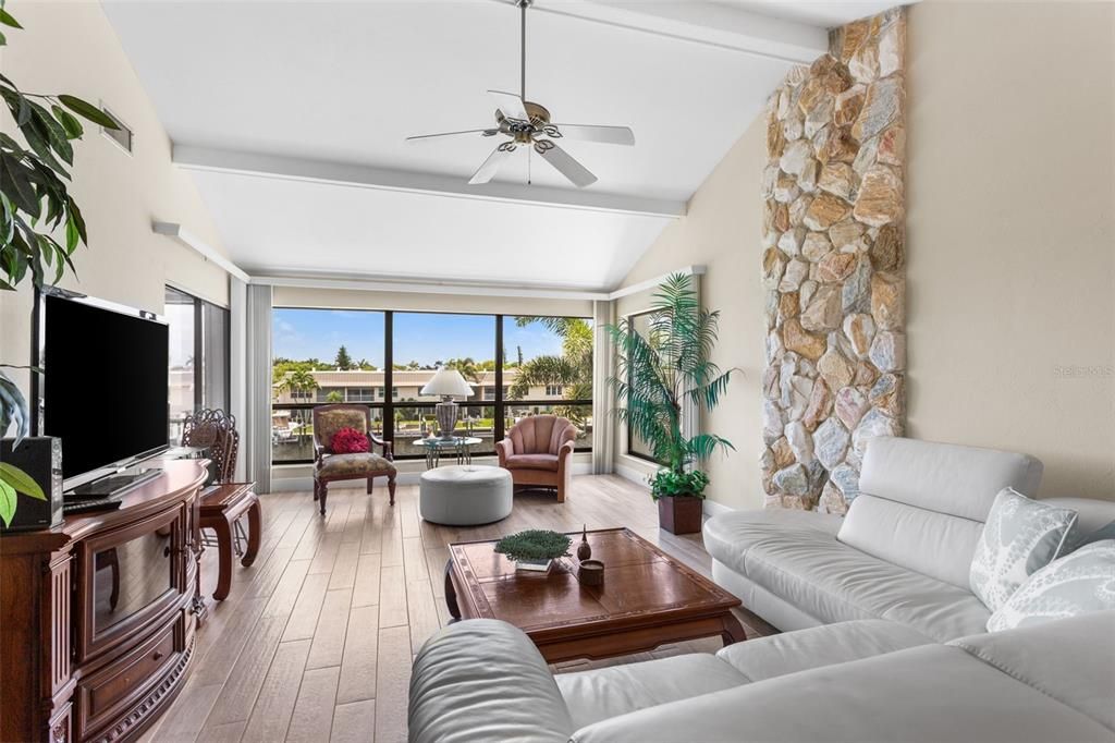 На продажу: $364,900 (2 спален, 2 ванн, 1296 Квадратных фут)