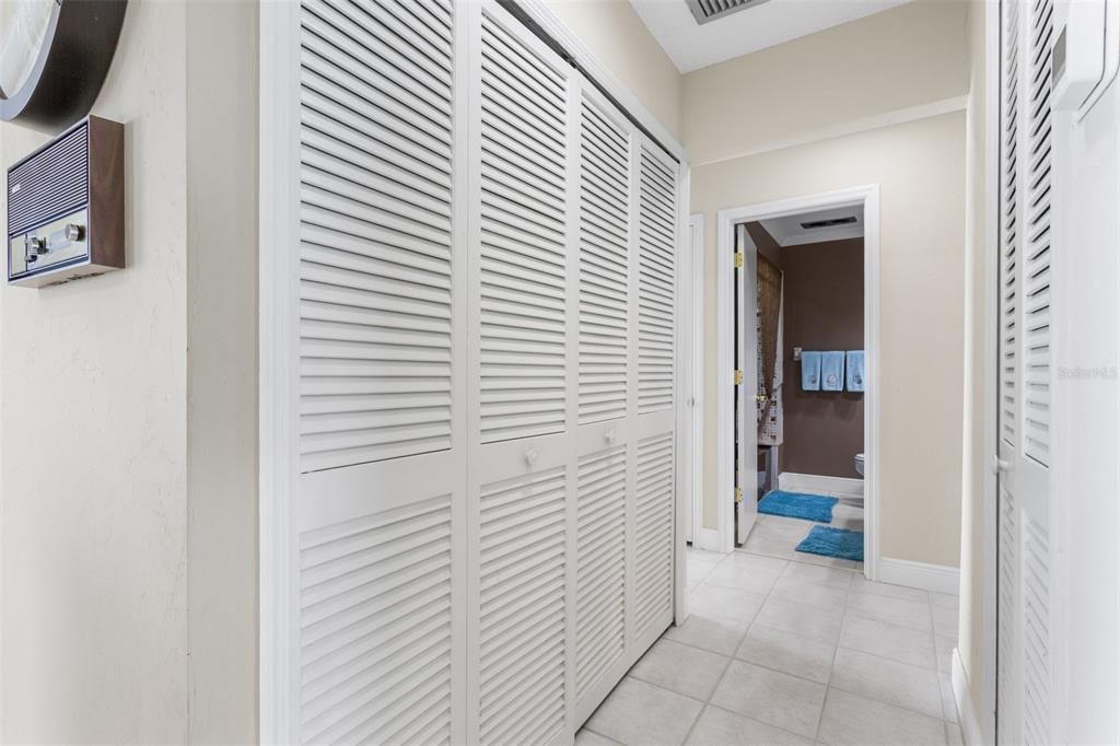 На продажу: $364,900 (2 спален, 2 ванн, 1296 Квадратных фут)