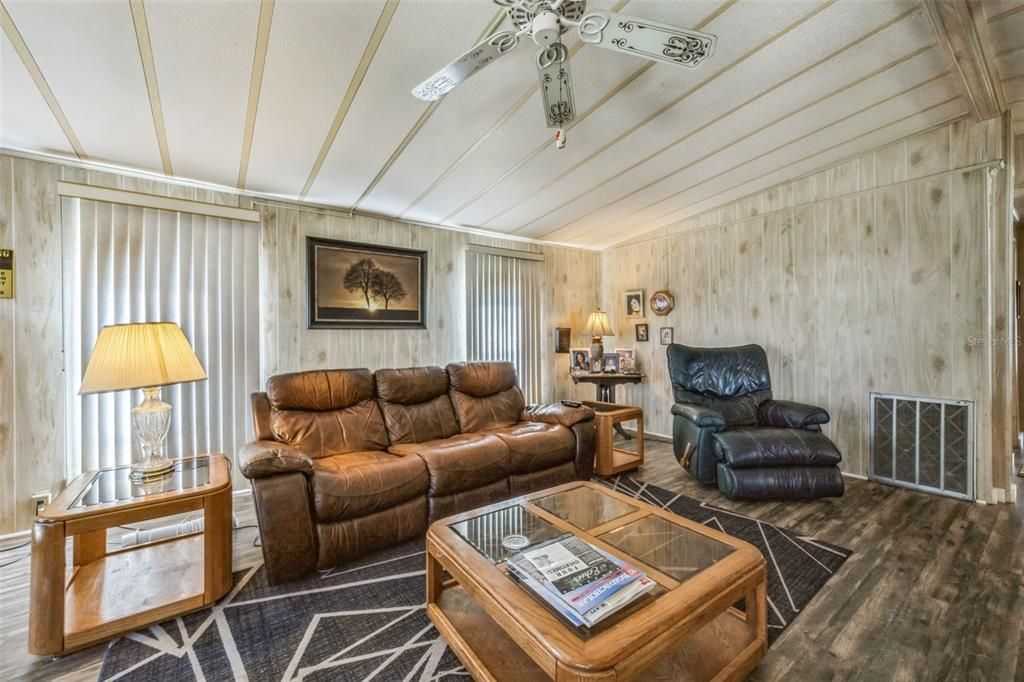 待售: $82,000 (2 贝兹, 2 浴室, 989 平方英尺)