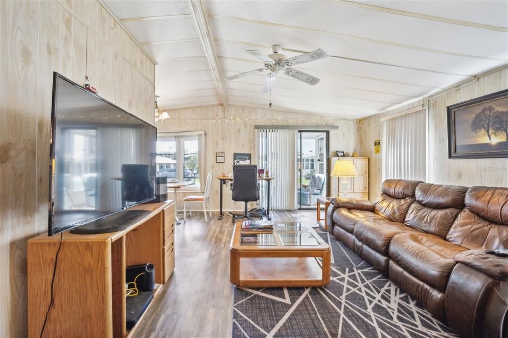 待售: $82,000 (2 贝兹, 2 浴室, 989 平方英尺)