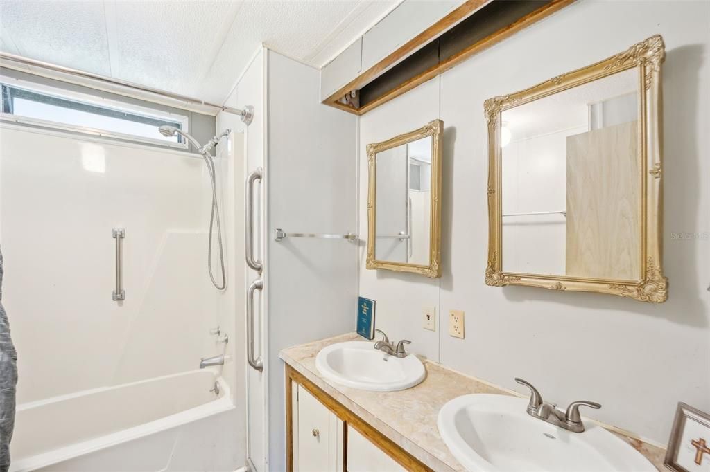 待售: $82,000 (2 贝兹, 2 浴室, 989 平方英尺)