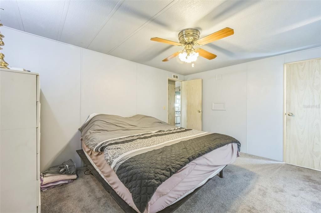 待售: $82,000 (2 贝兹, 2 浴室, 989 平方英尺)