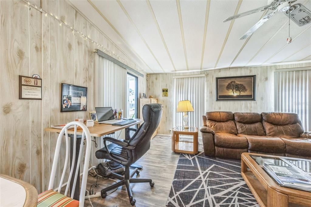 待售: $82,000 (2 贝兹, 2 浴室, 989 平方英尺)