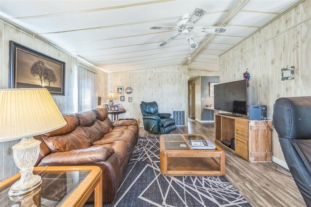 待售: $82,000 (2 贝兹, 2 浴室, 989 平方英尺)