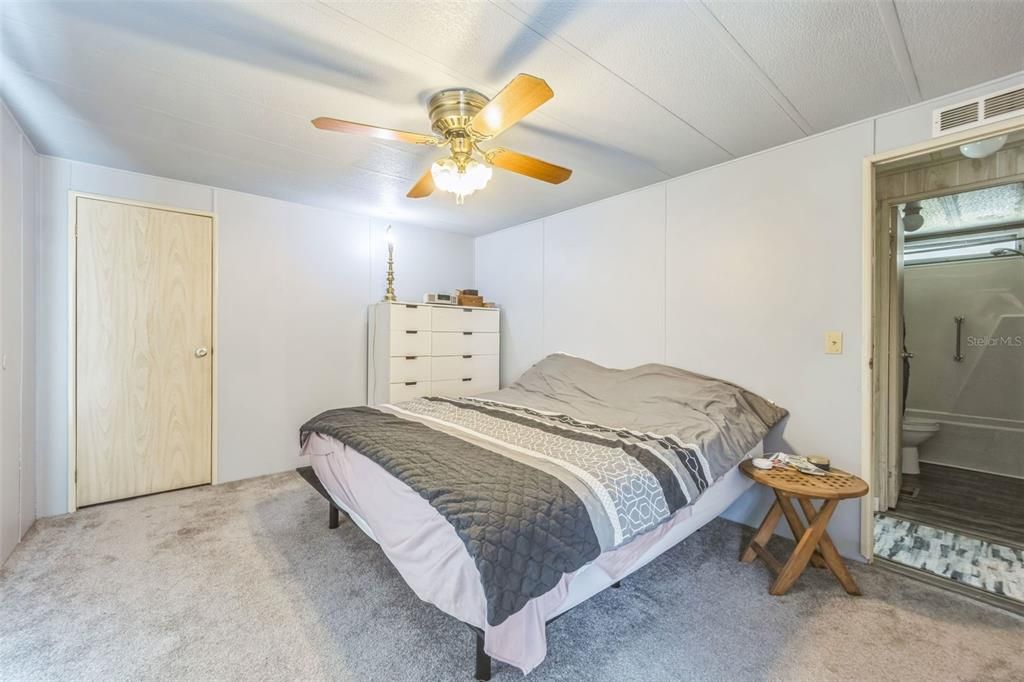 待售: $82,000 (2 贝兹, 2 浴室, 989 平方英尺)