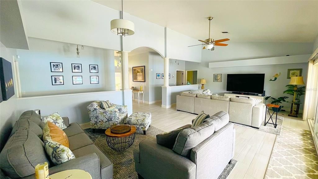 合同活跃: $612,000 (3 贝兹, 3 浴室, 2477 平方英尺)