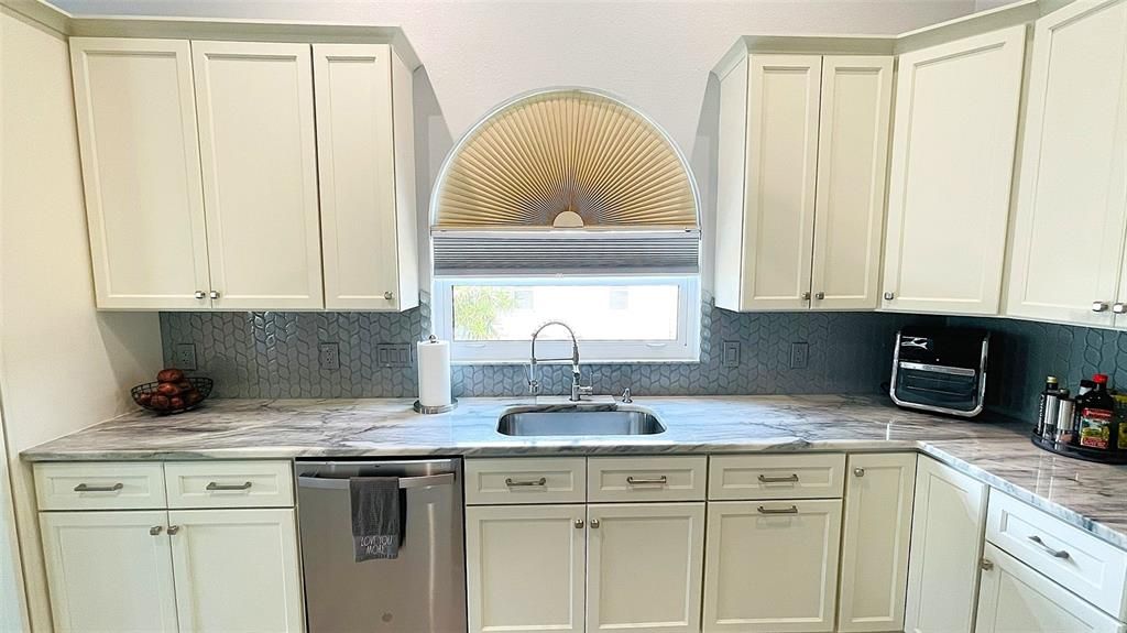 合同活跃: $612,000 (3 贝兹, 3 浴室, 2477 平方英尺)