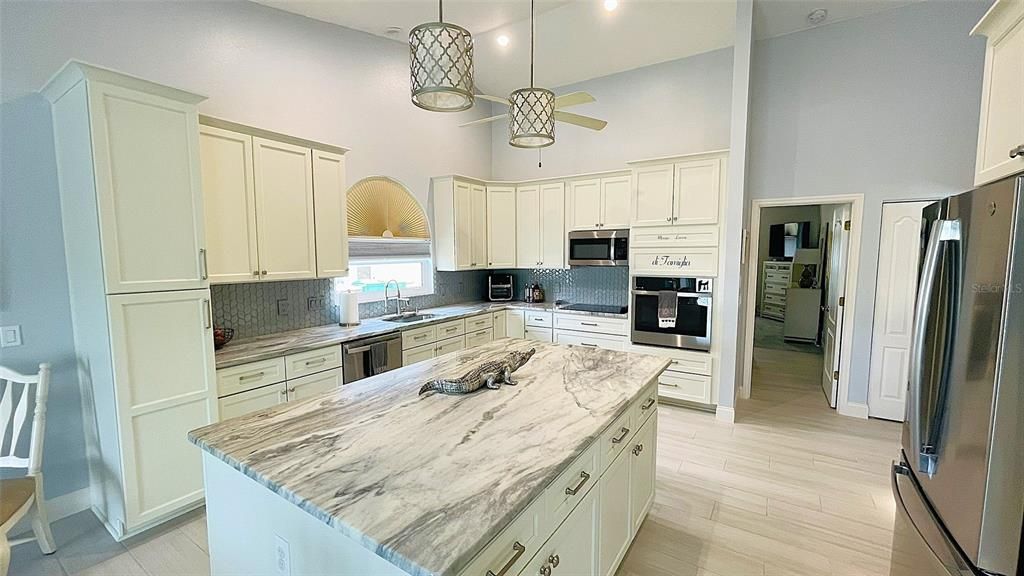 合同活跃: $612,000 (3 贝兹, 3 浴室, 2477 平方英尺)