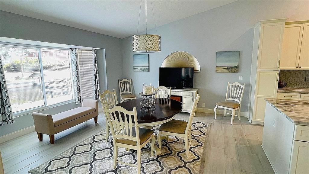 合同活跃: $612,000 (3 贝兹, 3 浴室, 2477 平方英尺)