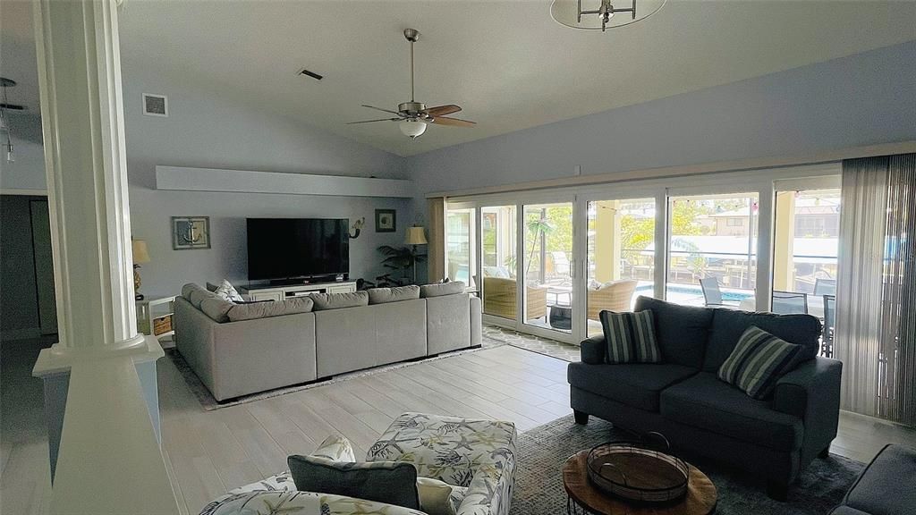 合同活跃: $612,000 (3 贝兹, 3 浴室, 2477 平方英尺)