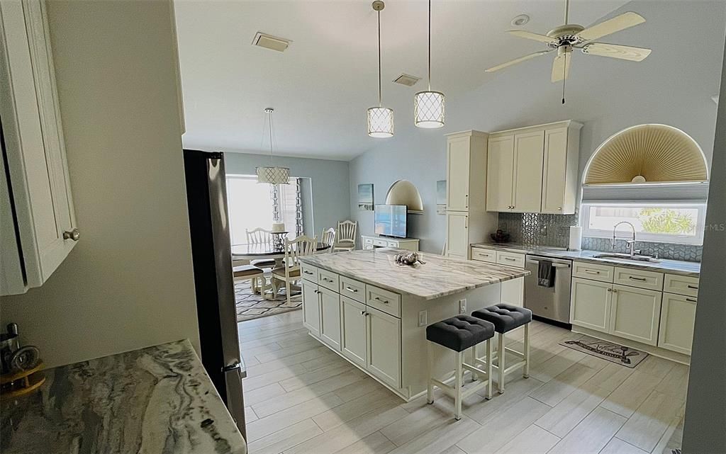 合同活跃: $612,000 (3 贝兹, 3 浴室, 2477 平方英尺)