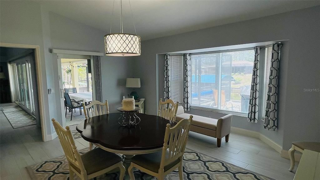 合同活跃: $612,000 (3 贝兹, 3 浴室, 2477 平方英尺)