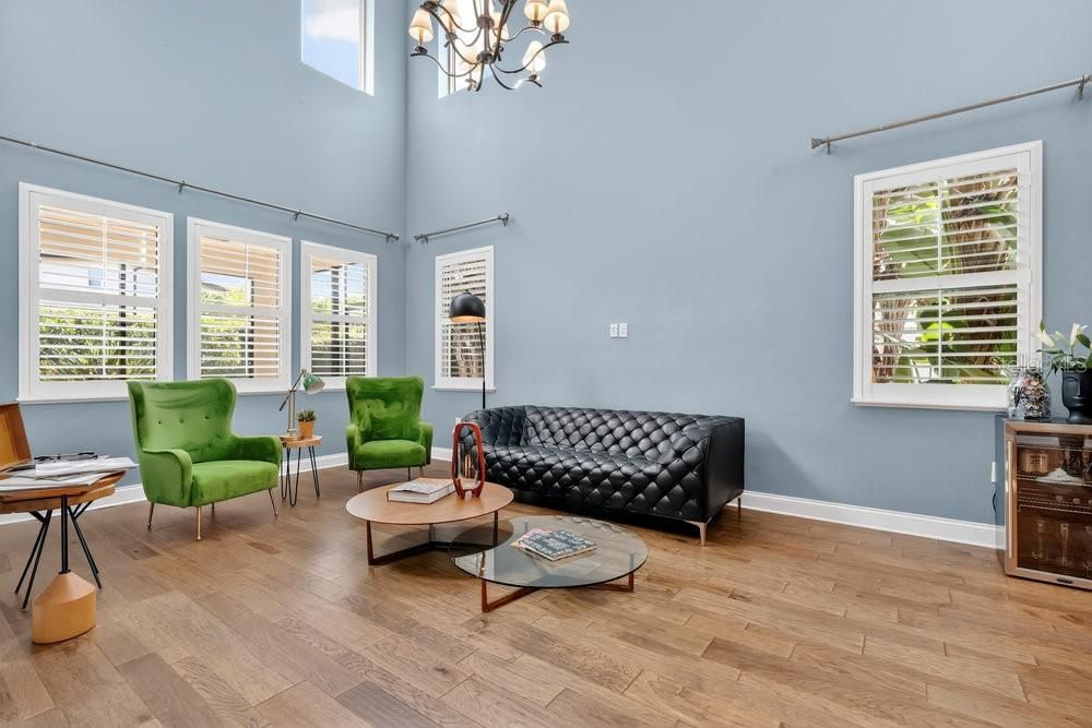 合同活跃: $1,179,000 (4 贝兹, 3 浴室, 2747 平方英尺)