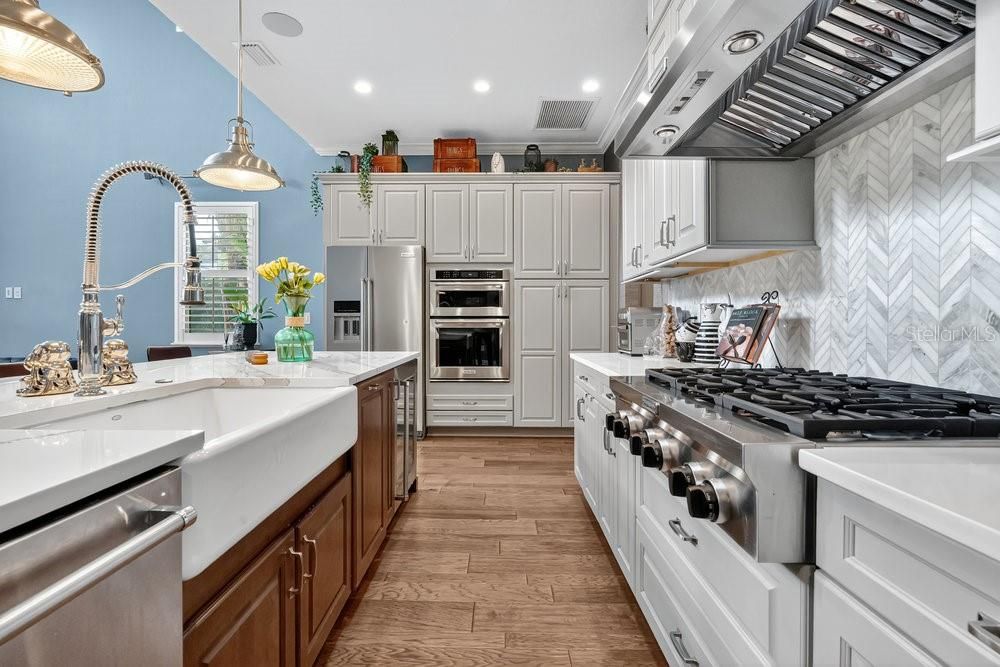 合同活跃: $1,179,000 (4 贝兹, 3 浴室, 2747 平方英尺)