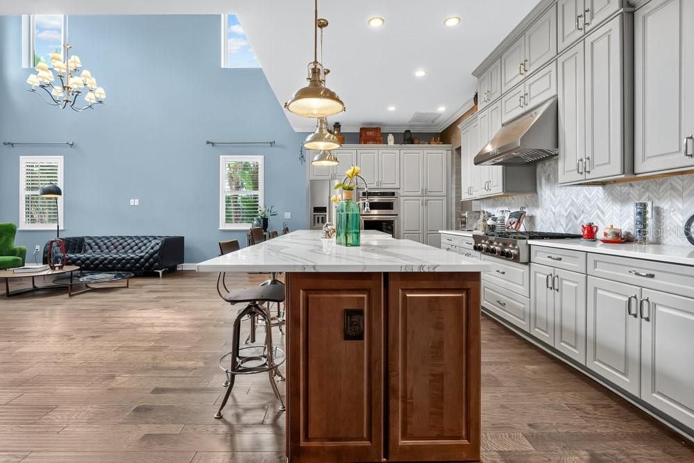 合同活跃: $1,179,000 (4 贝兹, 3 浴室, 2747 平方英尺)