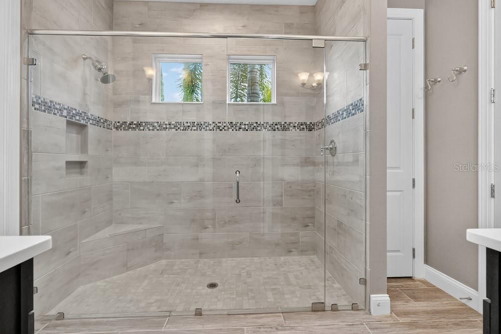 合同活跃: $1,179,000 (4 贝兹, 3 浴室, 2747 平方英尺)