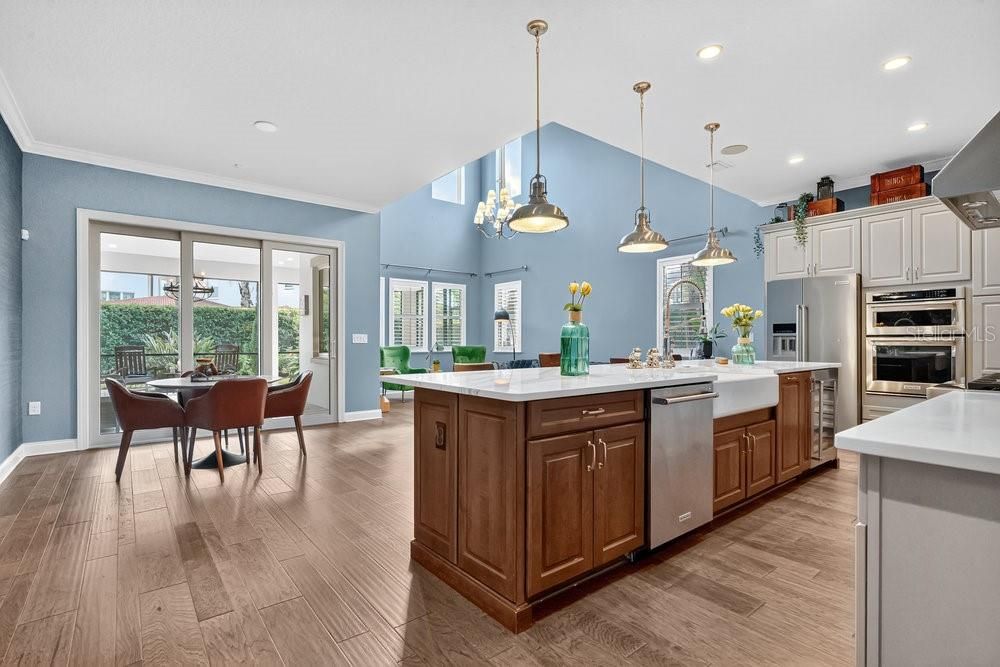 合同活跃: $1,179,000 (4 贝兹, 3 浴室, 2747 平方英尺)