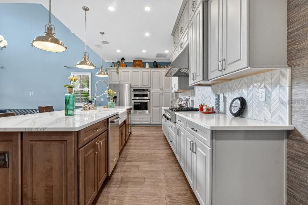 合同活跃: $1,179,000 (4 贝兹, 3 浴室, 2747 平方英尺)