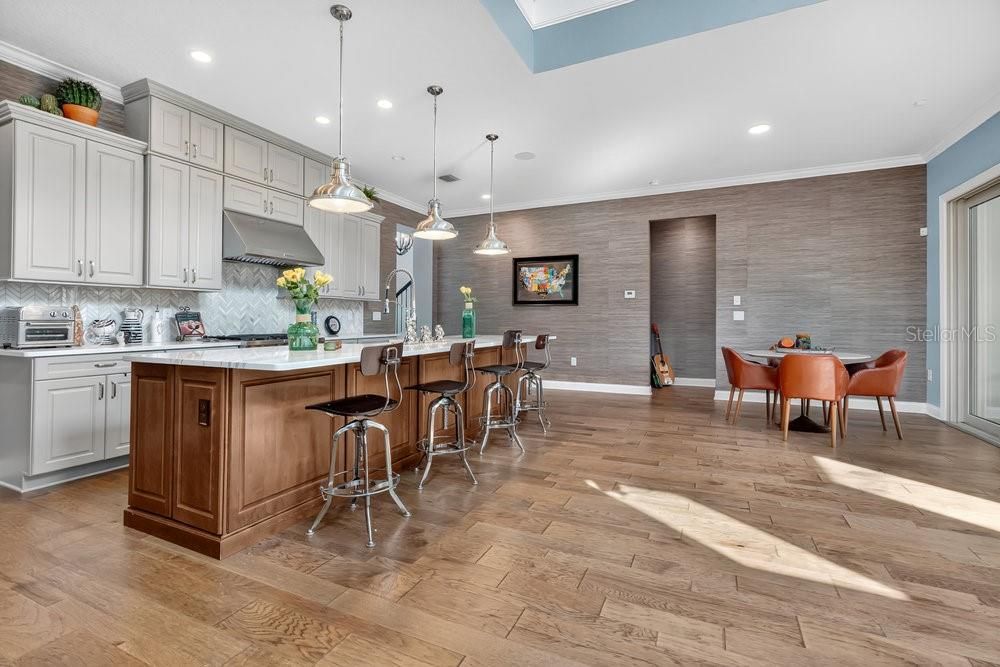 合同活跃: $1,179,000 (4 贝兹, 3 浴室, 2747 平方英尺)