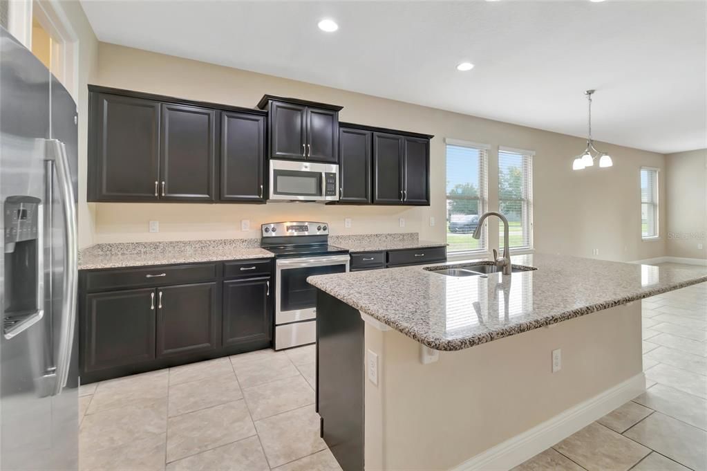 Под контрактом: $575,000 (4 спален, 3 ванн, 2295 Квадратных фут)