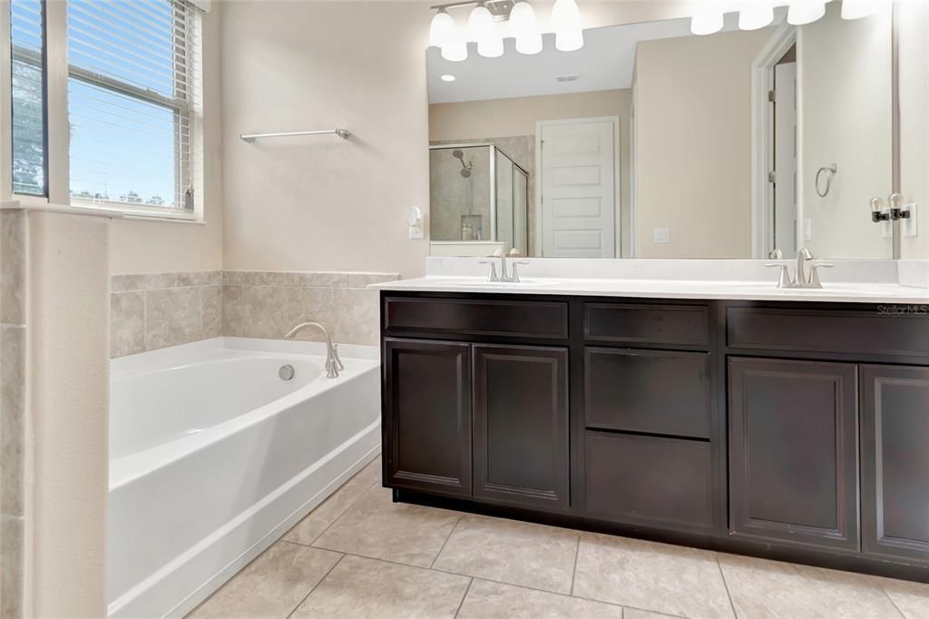 Под контрактом: $575,000 (4 спален, 3 ванн, 2295 Квадратных фут)