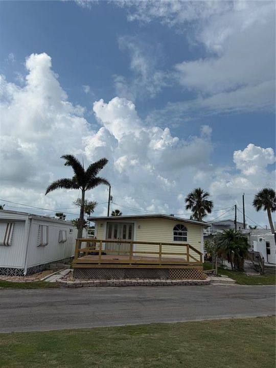 合同活跃: $250,000 (1 贝兹, 1 浴室, 360 平方英尺)