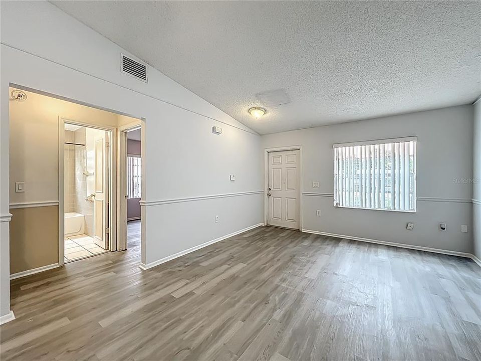 Activo con contrato: $232,999 (3 camas, 2 baños, 1106 Pies cuadrados)