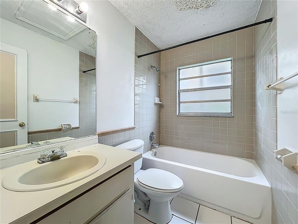 Activo con contrato: $232,999 (3 camas, 2 baños, 1106 Pies cuadrados)