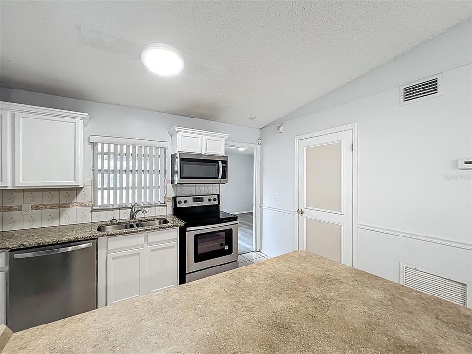 Activo con contrato: $232,999 (3 camas, 2 baños, 1106 Pies cuadrados)