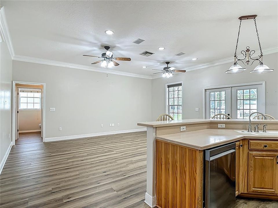 待售: $825,000 (7 贝兹, 4 浴室, 2073 平方英尺)