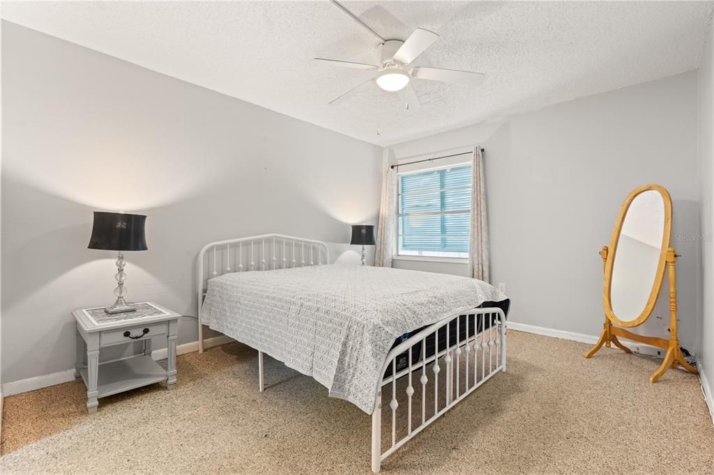 待售: $199,900 (2 贝兹, 2 浴室, 1084 平方英尺)