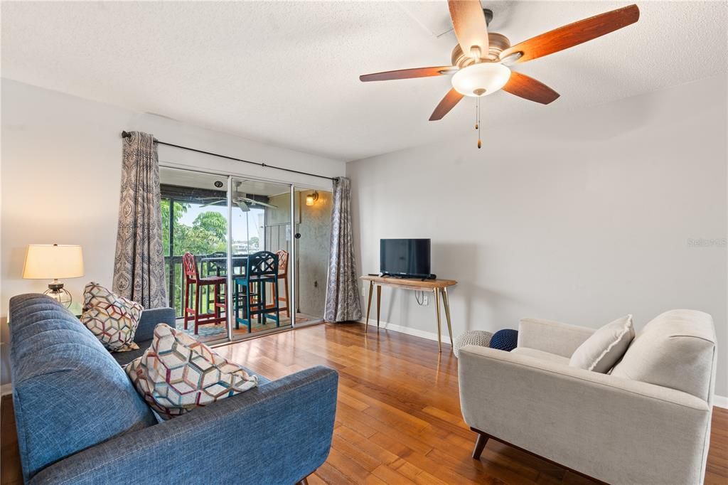 待售: $199,900 (2 贝兹, 2 浴室, 1084 平方英尺)