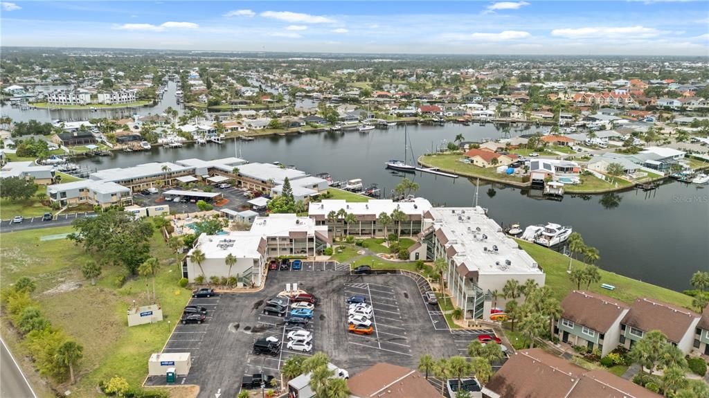 待售: $199,900 (2 贝兹, 2 浴室, 1084 平方英尺)