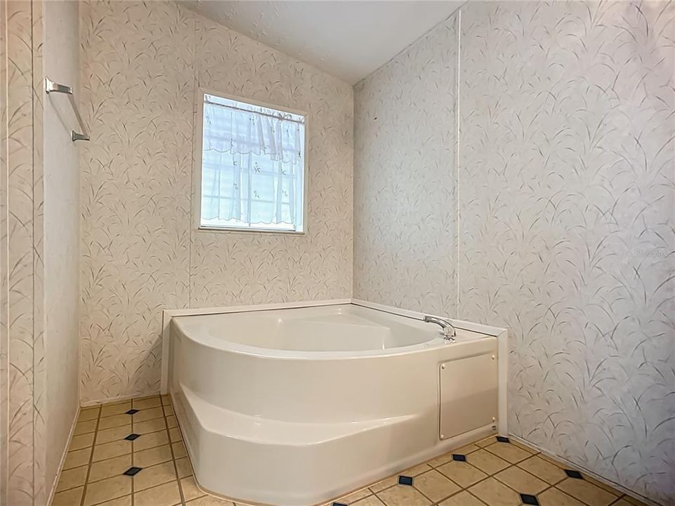 合同活跃: $239,900 (3 贝兹, 2 浴室, 1620 平方英尺)