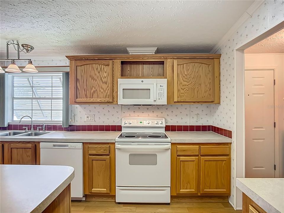 合同活跃: $239,900 (3 贝兹, 2 浴室, 1620 平方英尺)