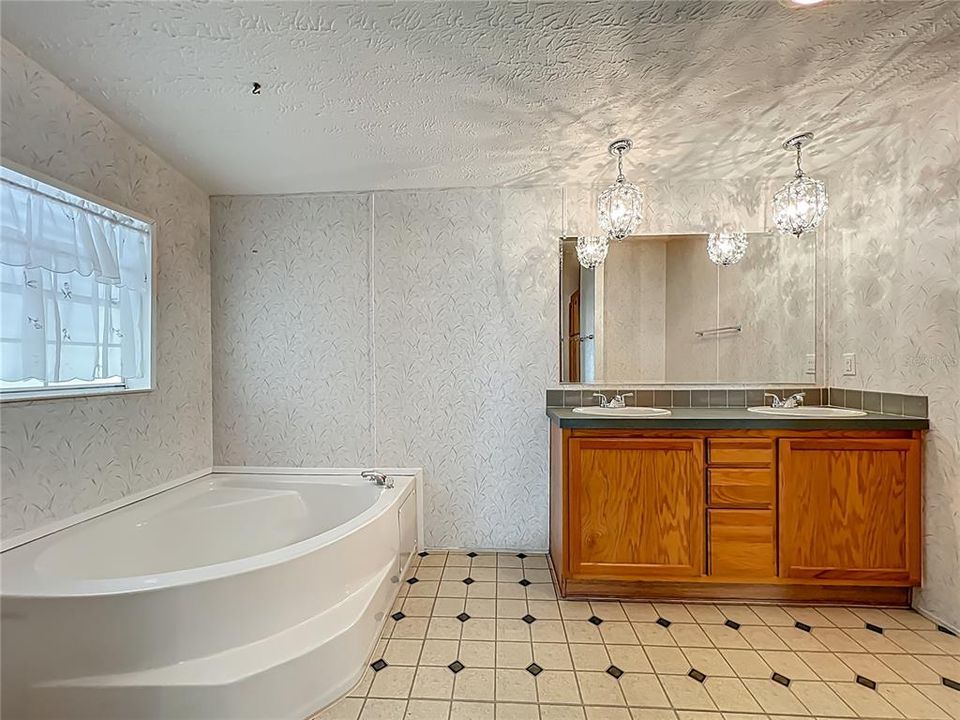 合同活跃: $239,900 (3 贝兹, 2 浴室, 1620 平方英尺)